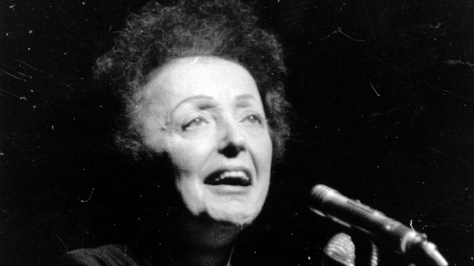 31st December 1960: Parisian popular singer Edith Piaf (1915 - 1963), performing at the Olympia, Paris. (Photo by Hulton Archive/Getty Images)